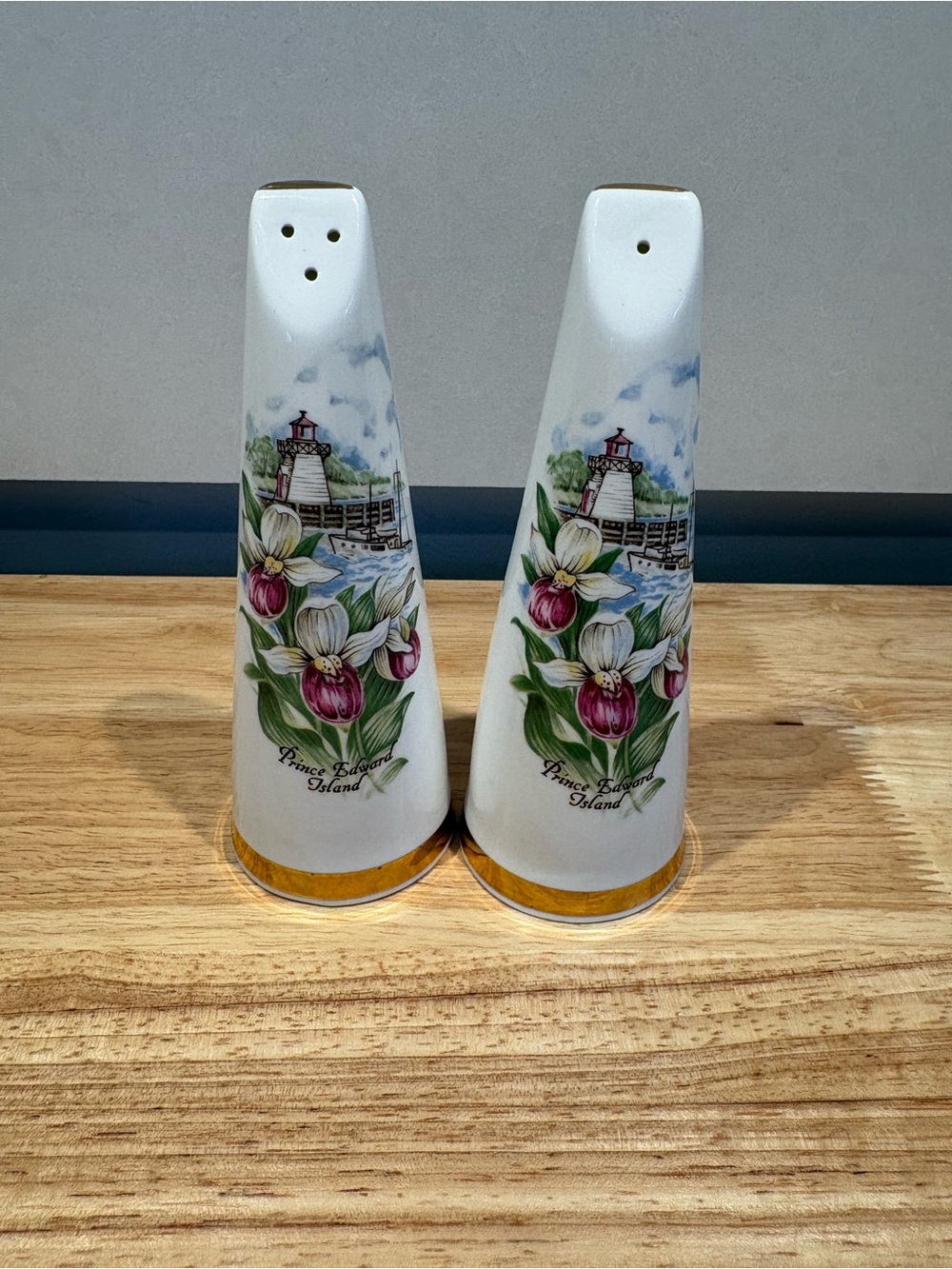 Vintage Sandford Fine Bone China
Prince Edward Island Salt & Pepper Shakers - Picture 5 of 8